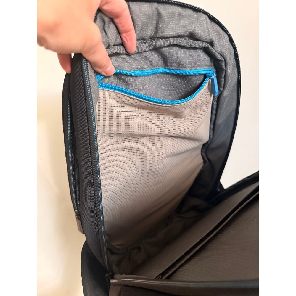 Alienware Vindicator 2.0 Gaming Backpack Blue Bla… - image 8